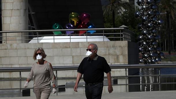 Dos personas pasean con mascarilla en Bilbao. Foto: EFE