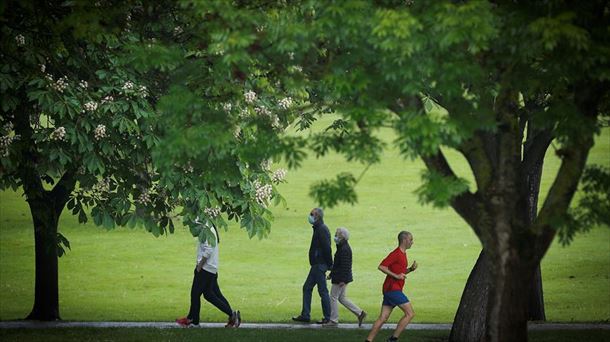 Gente paseando en Pamplona