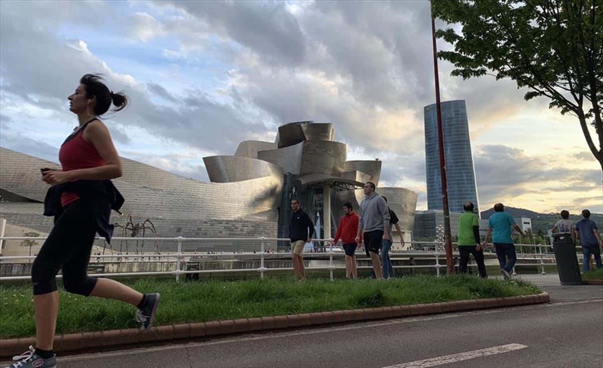 Personas paseando y corriendo junto al Guggenheim