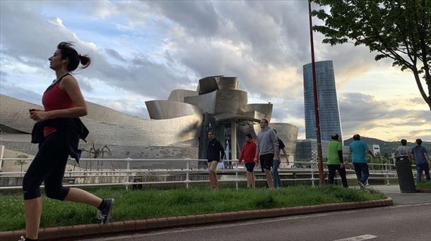 Personas paseando y corriendo junto al Guggenheim