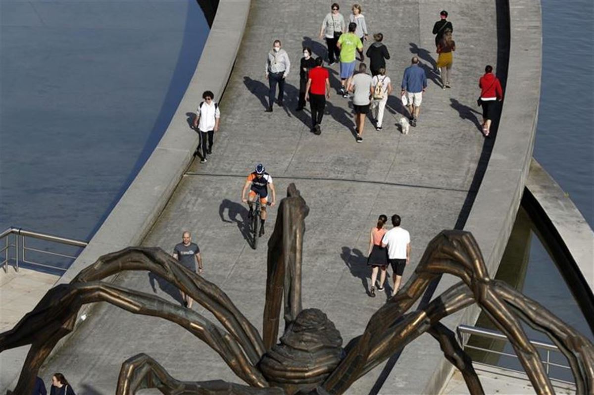 Varias personas paseando por Bilbao. Foto de archivo: EFE