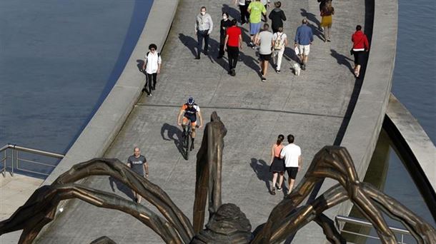 Varias personas paseando por Bilbao. Foto de archivo: EFE