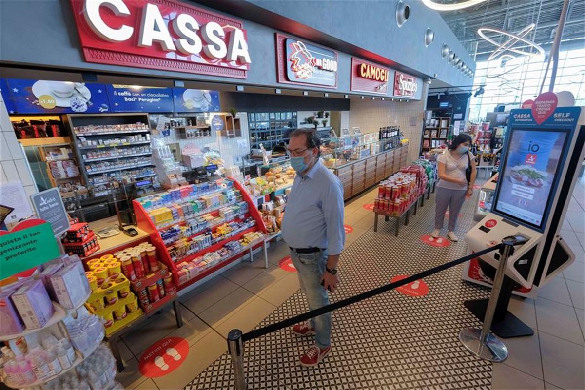 Italianos guardando la distancia social en un supermercado