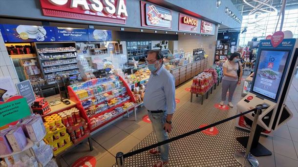 Italiarrak supermerkatu batean, segurtasun-tartea gordetzen