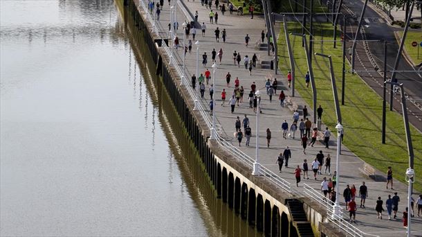 Varias personas en Bilbao durante el estado de alarma. 