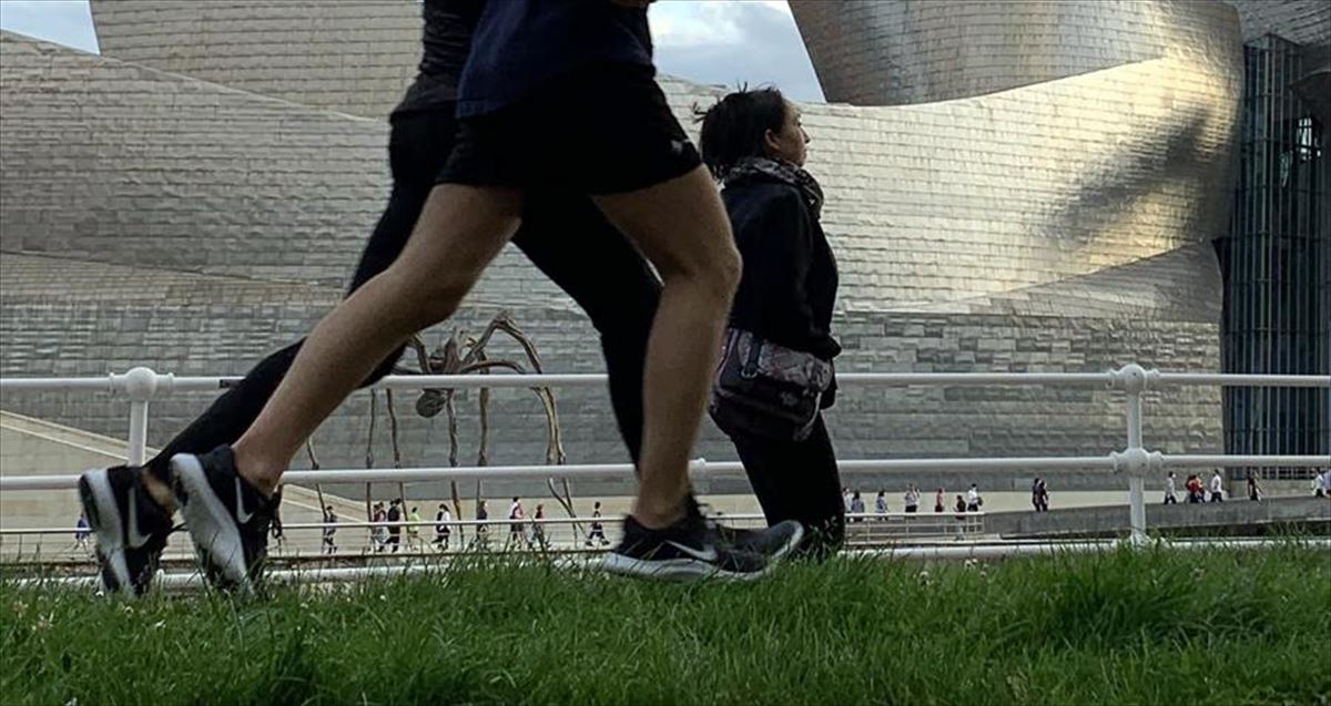 Personas corriendo, con el Guggenheim al fondo