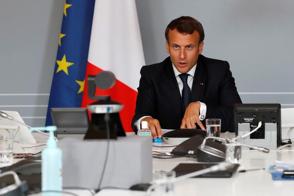 Emmanuel Macron, este lunes, durante una videoconferencia