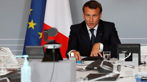 Emmanuel Macron, este lunes, durante una videoconferencia