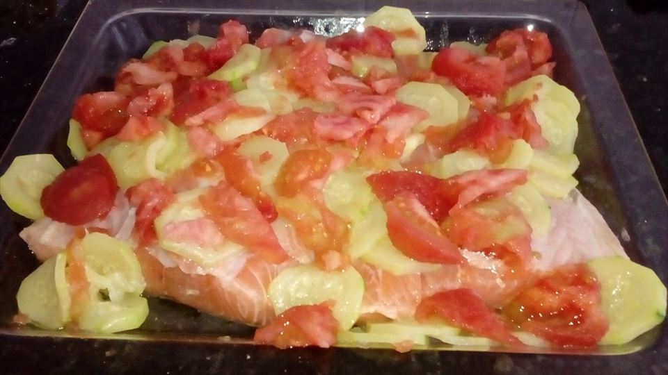 Cola de salmón con tomate y calabacín