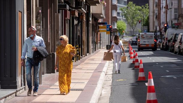 Varios peatones caminan por la calle Manuel Iradier de Vitoria-Gasteiz