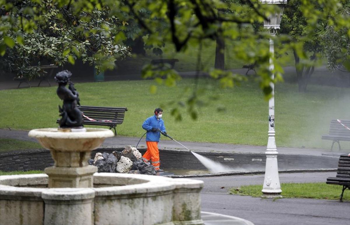 Un empleado de limpieza desinfecta un parque de Bilbao. 