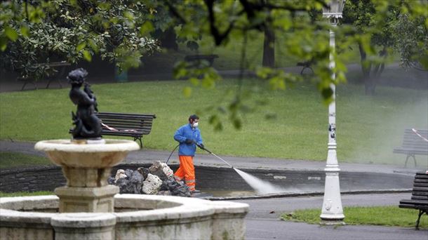 Un empleado de limpieza desinfecta un parque de Bilbao. 