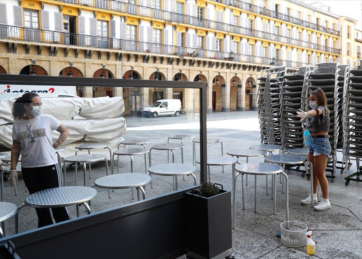 Trabajadoras en una terraza de San Sebastián