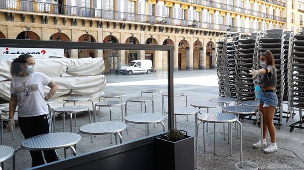 Donostiako taberna bateko terraza. 