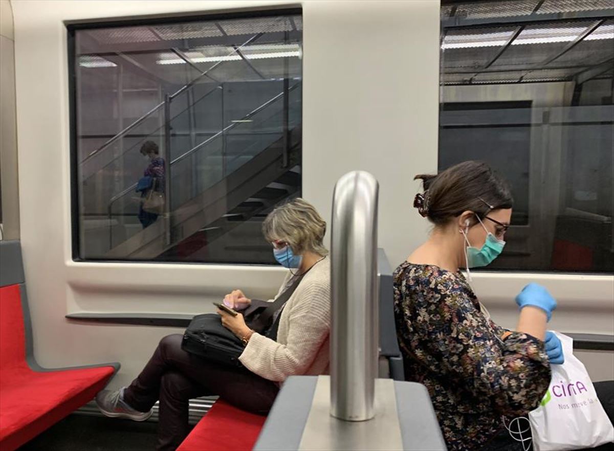 Pasajeros en el Metro de Bilbao
