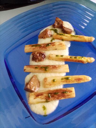 Espáragos con salsa de patata y hongos