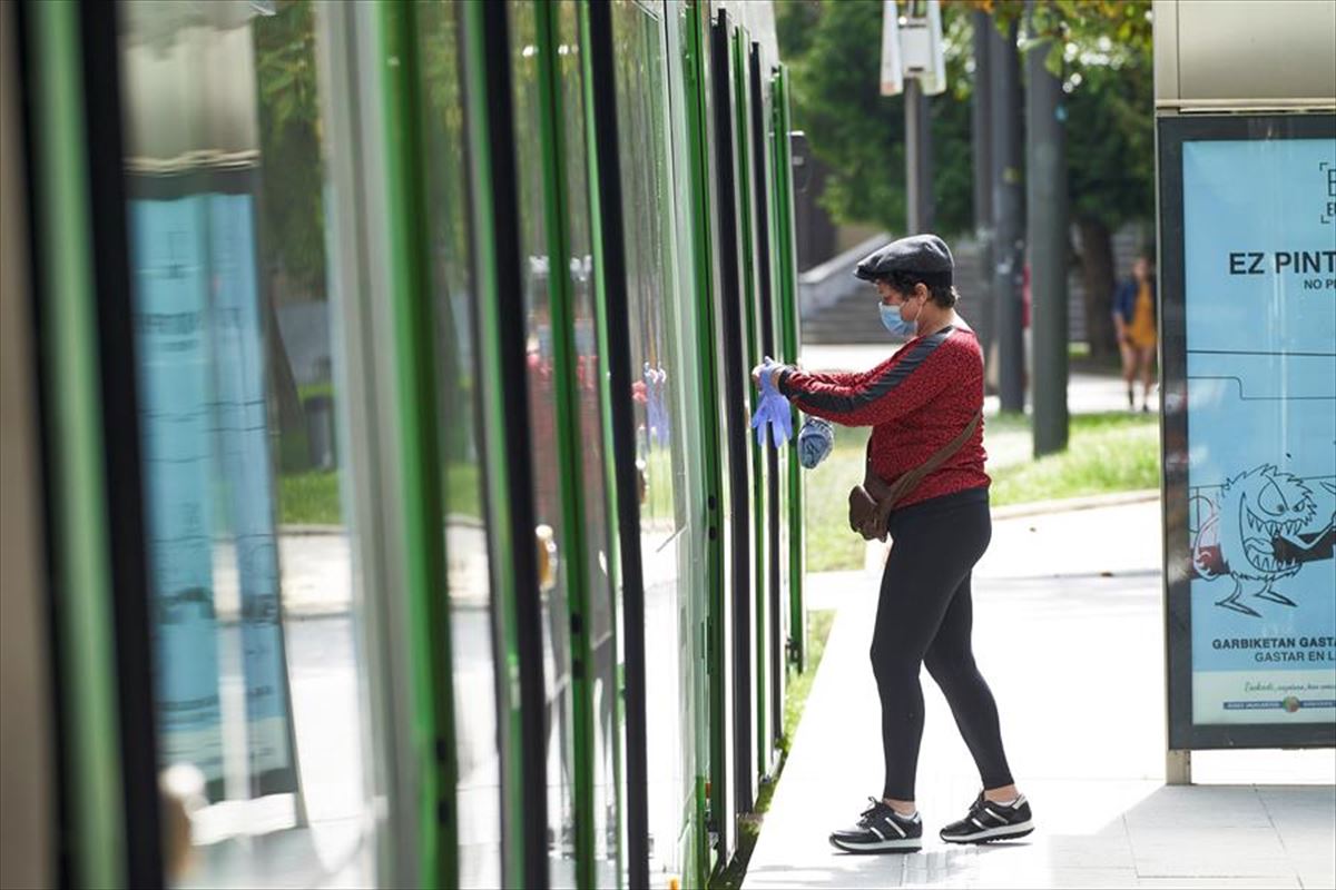 Una persona se sube al tranvía de Vitoria-Gasteiz, con la mascarilla obligatoria