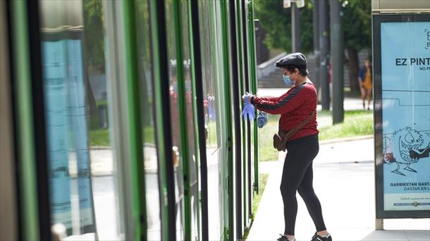 Una persona se sube al tranvía de Vitoria-Gasteiz, con la mascarilla obligatoria