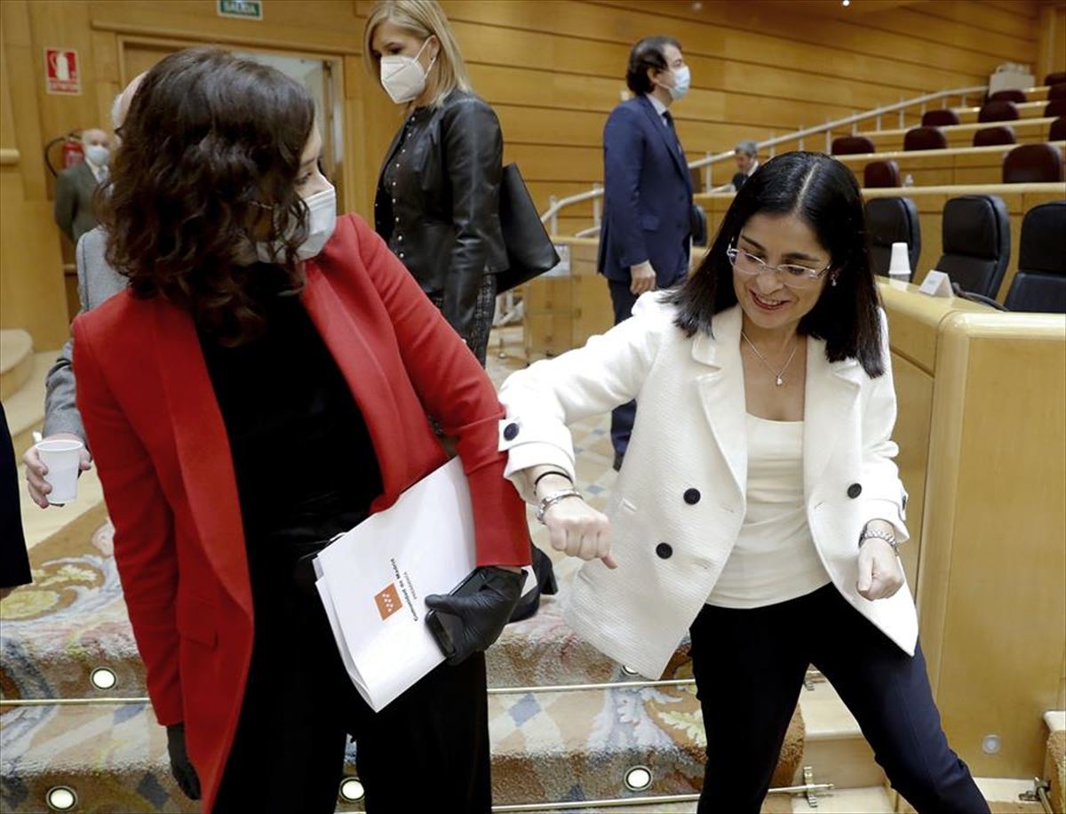 Carolina Darias, a la derecha, en el Senado
