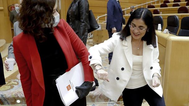 Carolina Darias, a la derecha, en el Senado