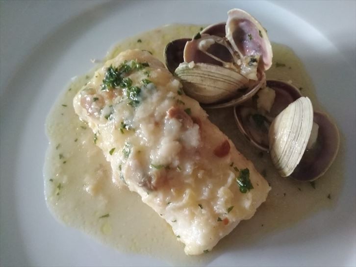 Merluza con almejas