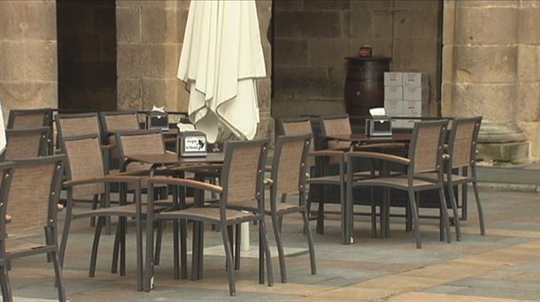 Imagen de archivo de una terraza de Bilbao, vacía.