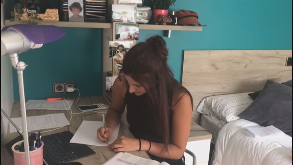 Una estudiante, en su habitación.