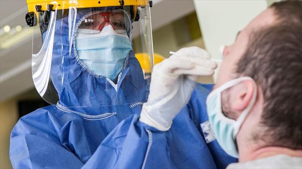 Una profesional sanitaria realiza un test a un paciente.