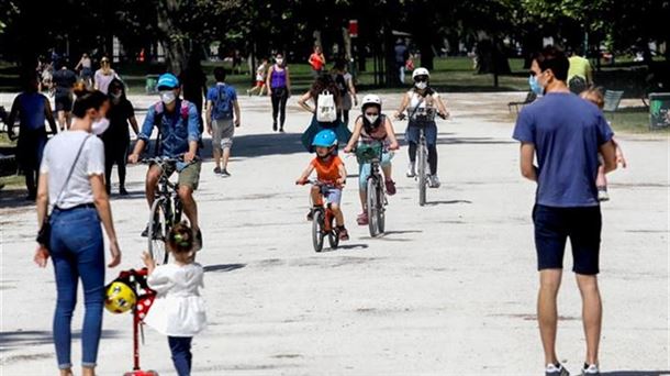 Familias paseando en la calle. Foto: Efe