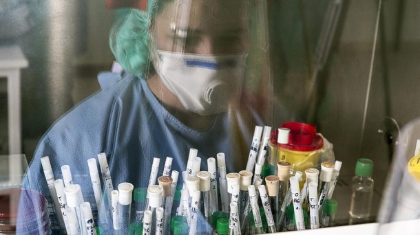 Una profesional sanitaria trabajando en un hospital. 