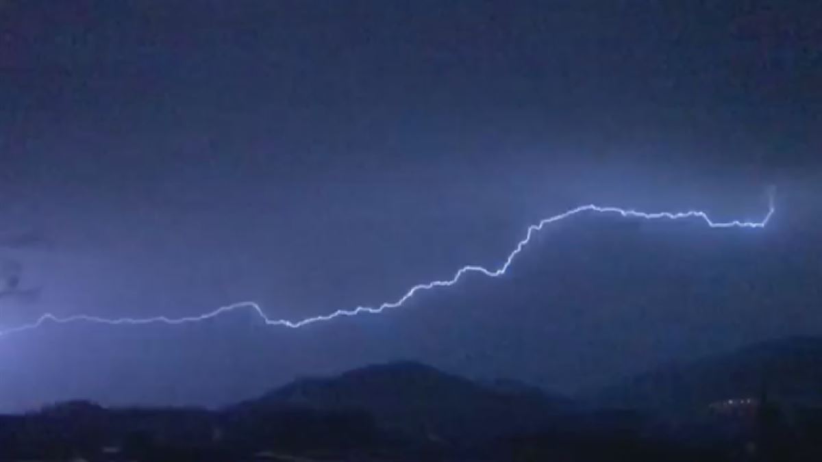 Una pareja pasea bajo la lluvia por Irun