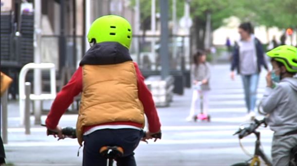 Niños en bicicleta