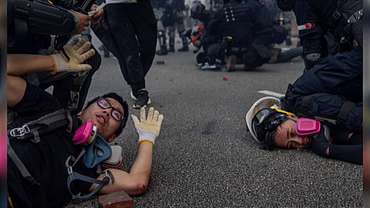 la imagen premiada muestra el momento de la detencion de un manifestante