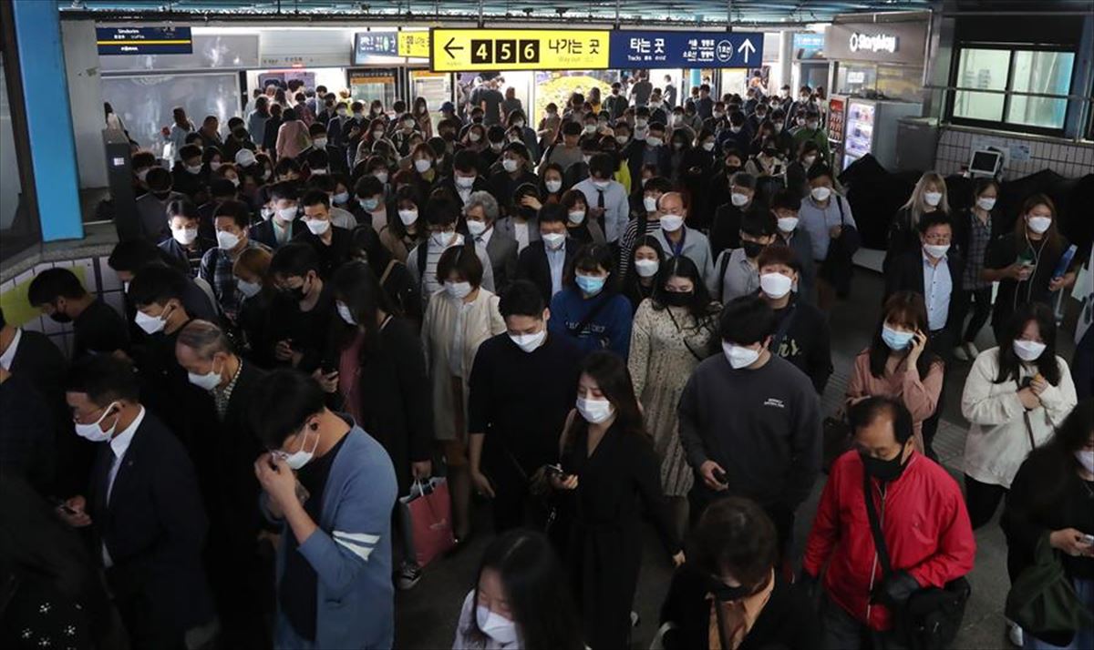Surcoreanos en una esación de tren