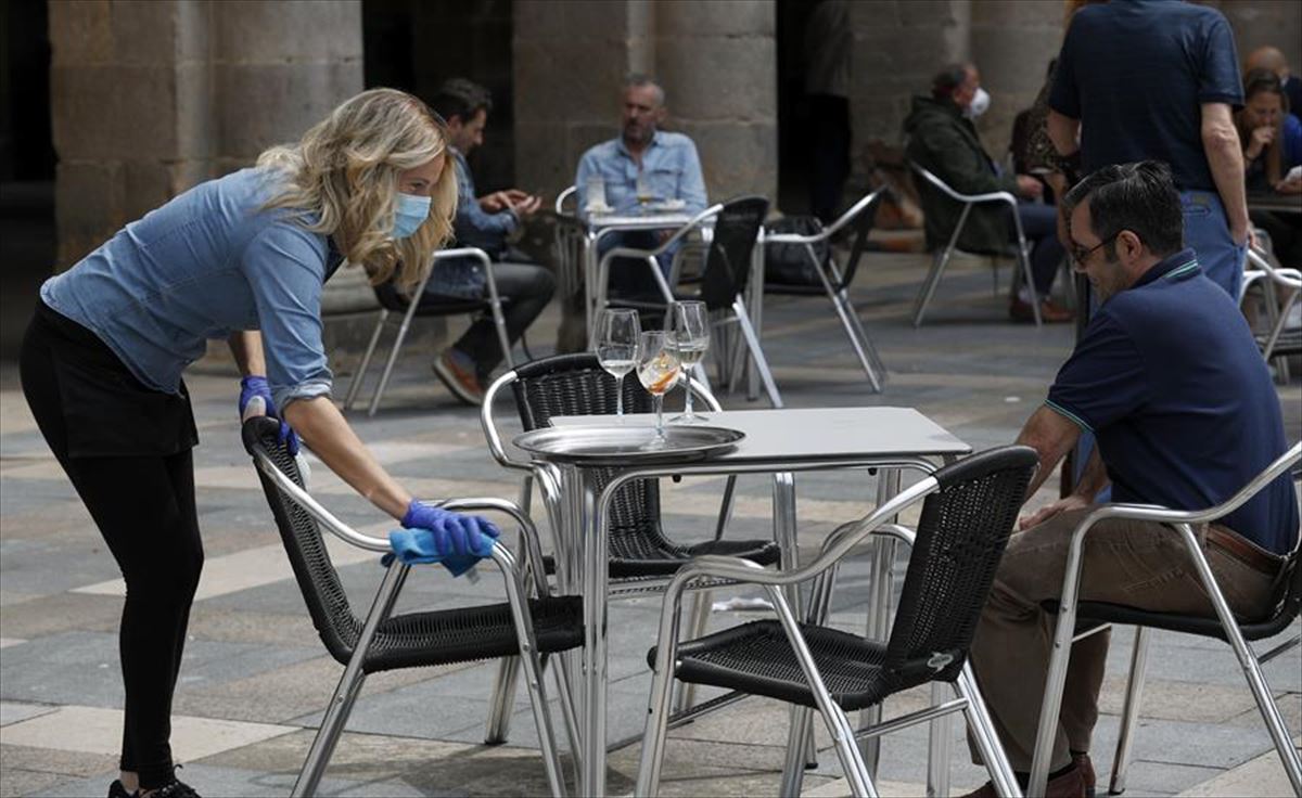 Varias personas sentadas en una terraza en Bilbao. Foto de archivo: EFE