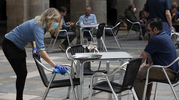 Hainbat pertsona, Bilboko terraza batean. Artxiboko argazkia: EFE