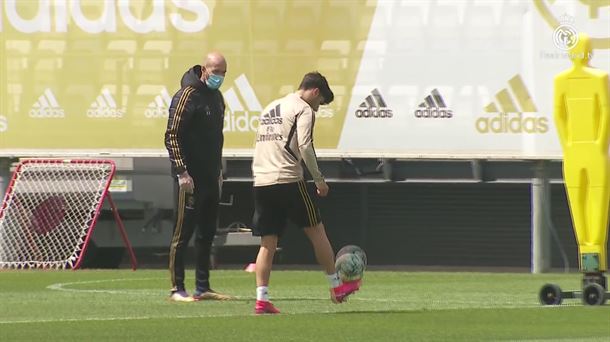 El entrenador del Real Madrid Zinedine Zidane en una sesión de entrenamiento en Las Rozas. 