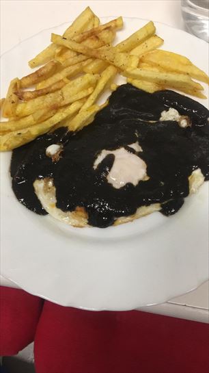 Huevos fritos con paatas y salsa de chipis