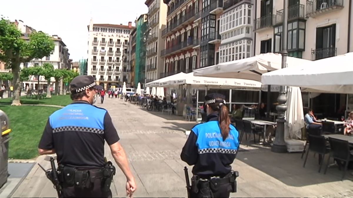 La Policía Municipal de Pamplona supervisando terrazas.