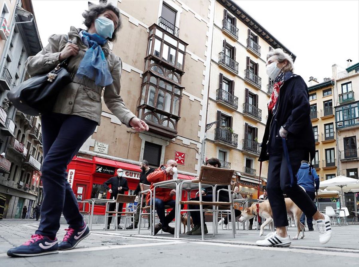 Varias personas pasean por una calle de Pamplona