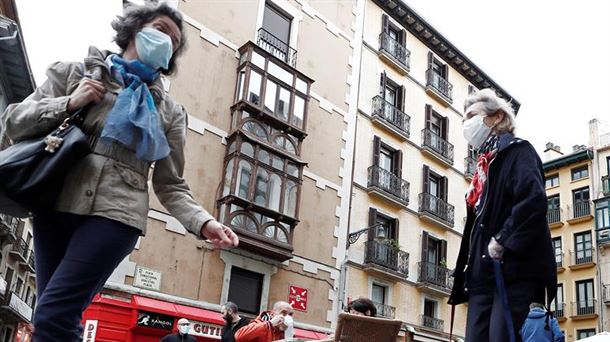 Varias personas pasean por una calle de Pamplona