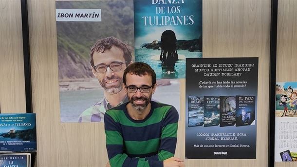 Ibon Martin en la presentación de su novela 'La danza de los tulipanes' en Durangoko Azoka