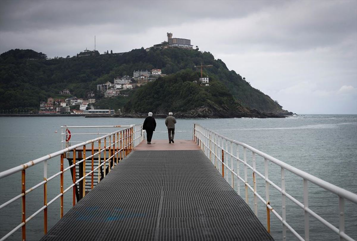 Varias personas paseando en San Sebastián durante el estado de alarma.