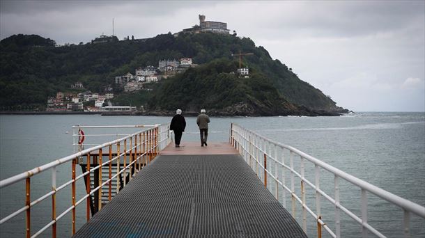 Varias personas paseando en San Sebastián durante el estado de alarma.