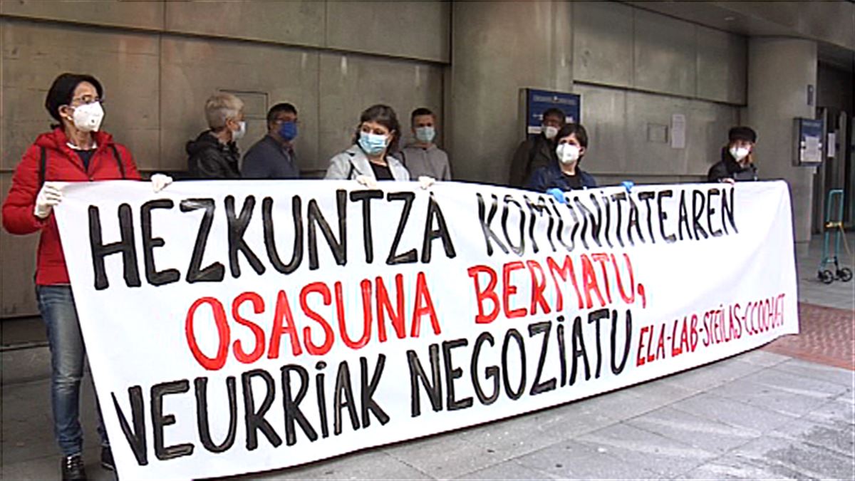 Concentración de los sindicatos ante la sede del Gobierno Vasco.