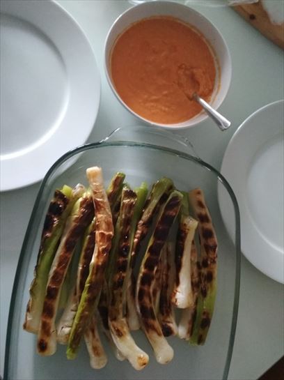 Puerros a la brasa con salsa romescu