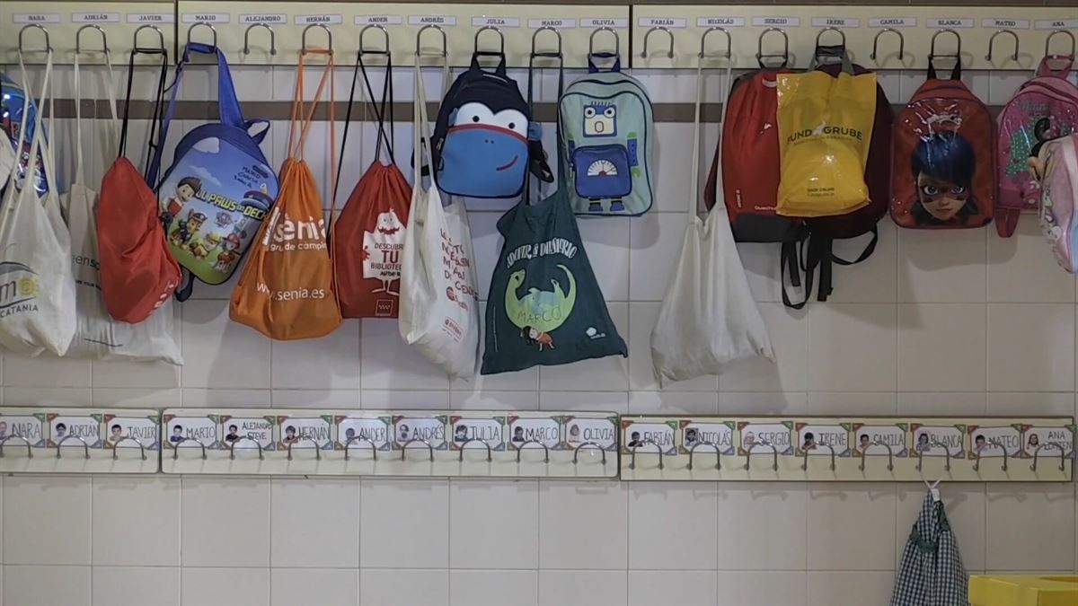 Varias mochilas en un centro escolar.