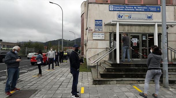 Usuarios hacen cola este martes para pasar la ITV de su vehículo en Trapagaran en Bizkaia