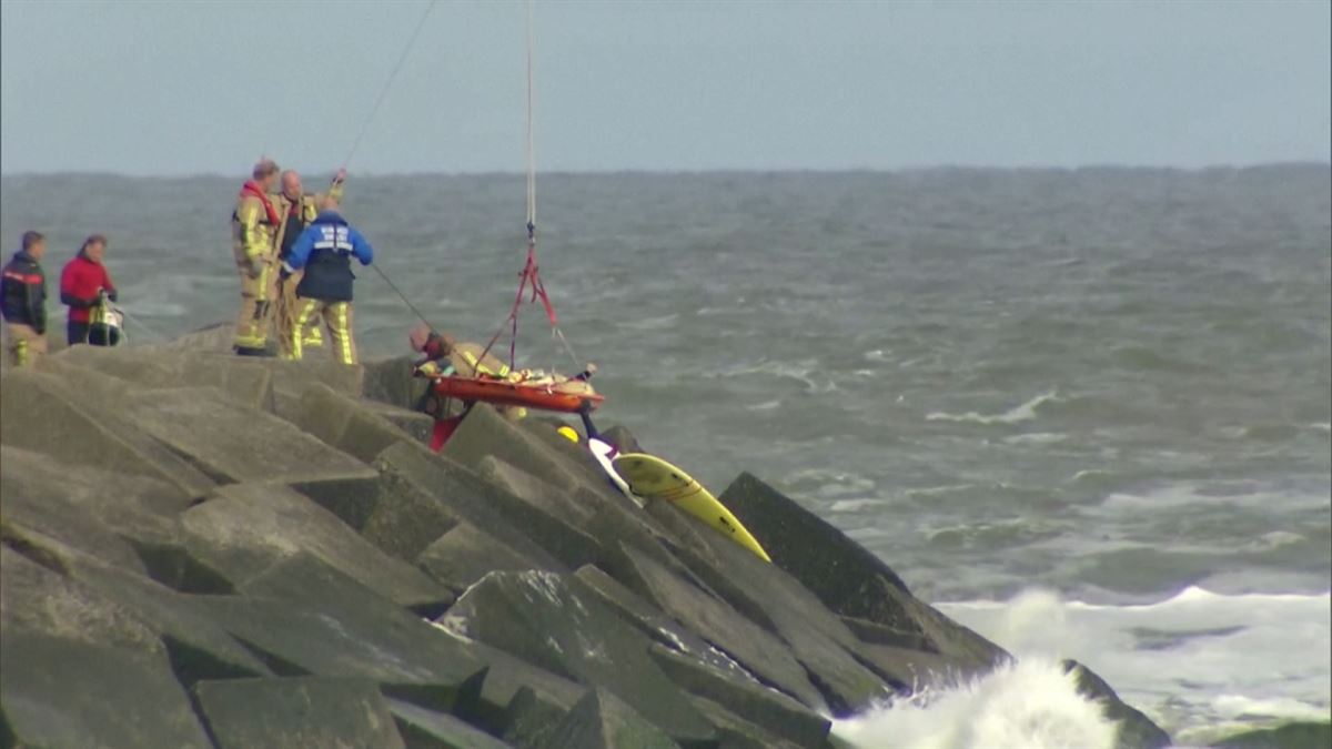 Rescate de los surfistas en Holanda / EiTB