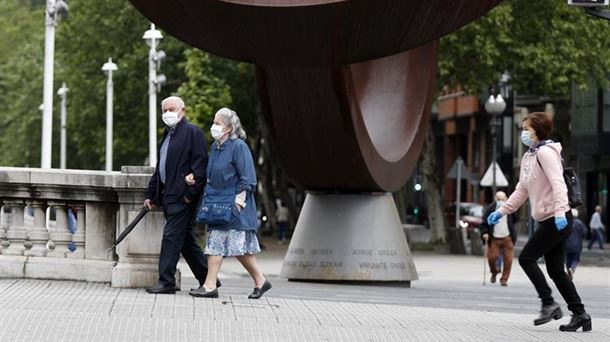 Varias personas en Bilbao durante el estado de alarma. 